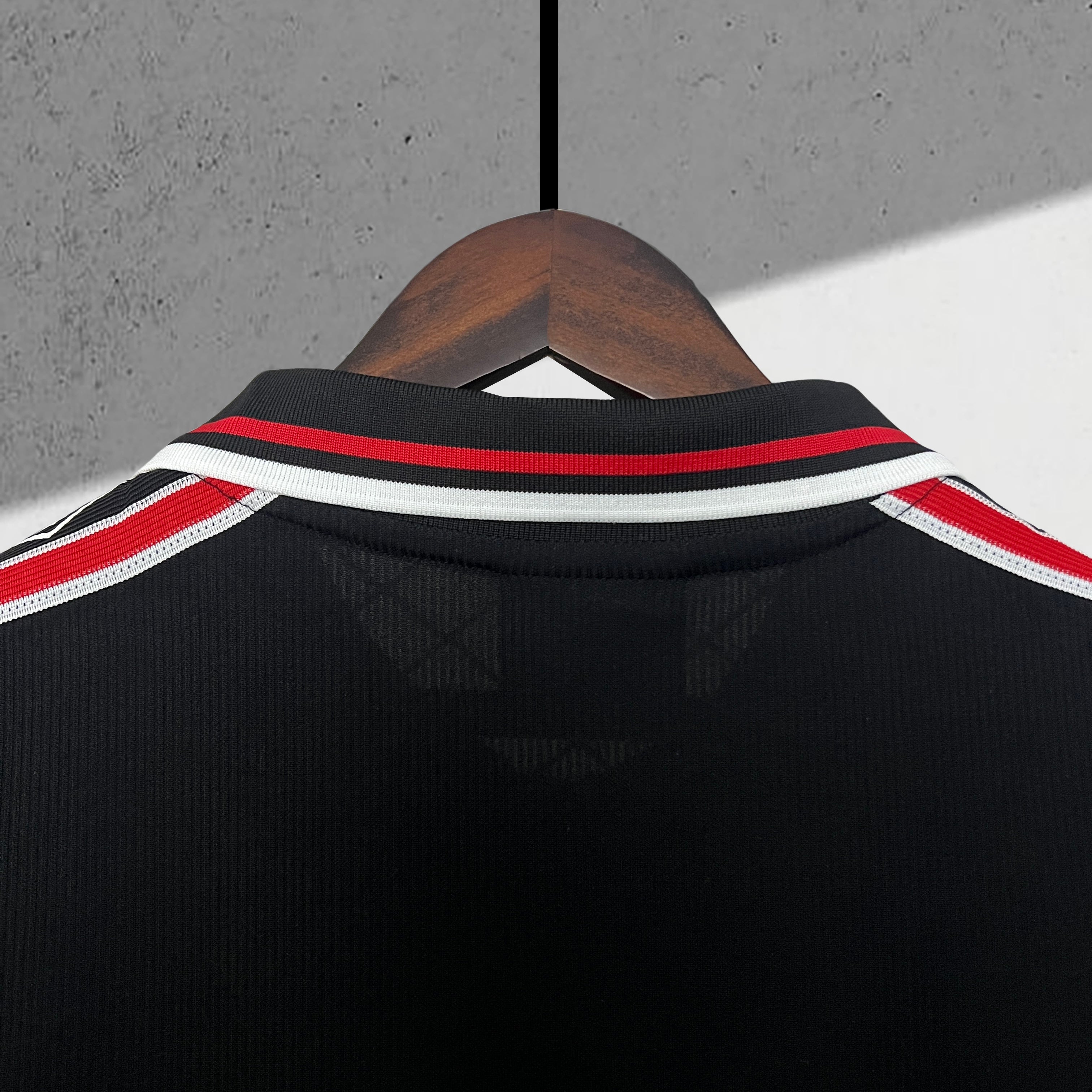 Manchester United 1998 – 1999 Commemorative Edition