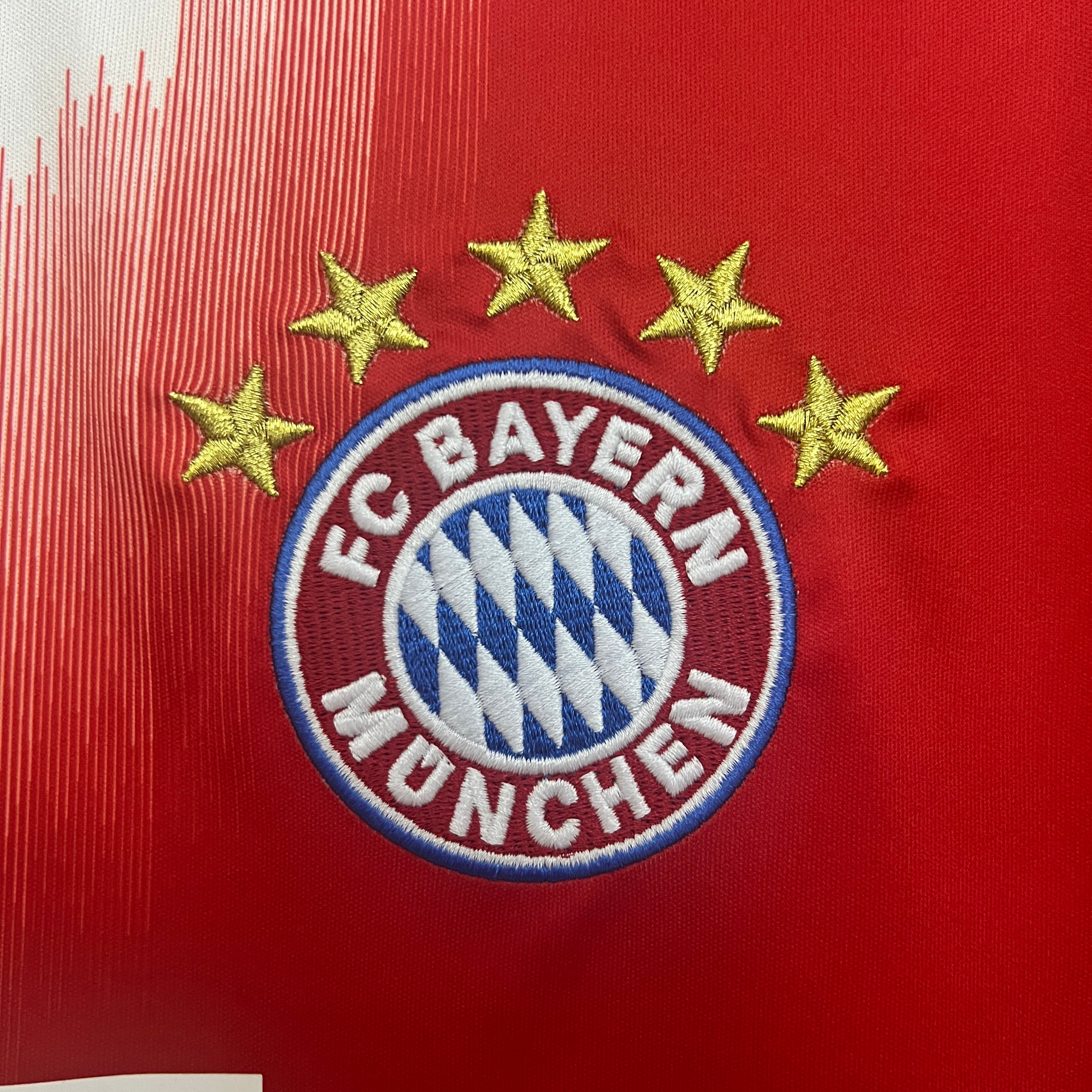 Bayern München 2025–2026 Hjemmedrakt